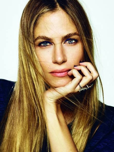 Martina lleva un top de Uterqüe y anillos de Suarez. La mirada se resalta con un trazo de eyeliner azul intenso, el Dream Blue de Chanel.