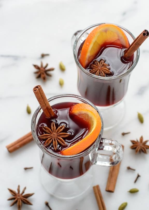 Atrévete con el vino caliente especiado ¡y acertarás seguro! Los ingredientes del Mulled wine son: naranjas, cáscara de limón, azúca, clavo, cardamomo, canela en rama, nuez moscada rallada, vino tinto afrutado y vino de jengibre. Para el Glühwein necesitas: vino (tinto o blanco, aunque el primero es el más conocido), canela, clavo, cáscaras de limón, anís estrellado y azúcar.