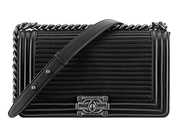Pasamos del clásico 2.55, pero seguimos quedándonos con uno de los modelos icónicos de Chanel: el Boy. Este diseño de la colección otoño-invierno 2015/16 está disponible en la 'maison' por 3.720€.