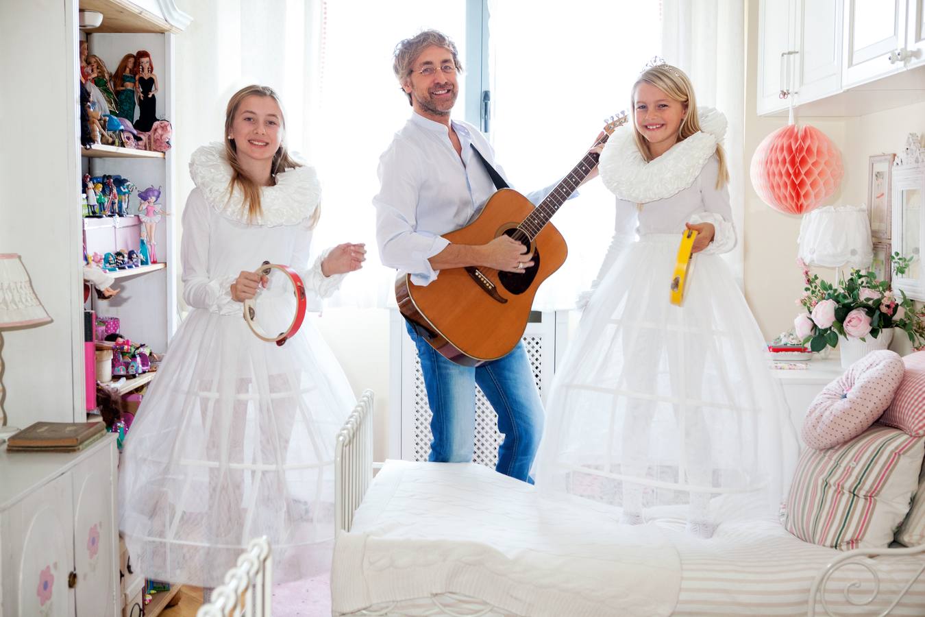 Responsable de Interiorismo en Ikea. Padre de Estela, de 12 años, y Allegra, de 9 años. Estilismo: Pilar Lara. Peluquería y maquillaje: Carminia Albornoz (N.Y.C.) para Art Lab-Aveda y José Luis Ruzafa (Talents) para M·A·C y GHD