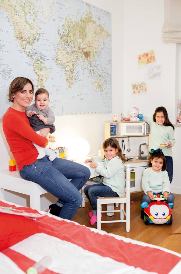 Anestesista en el Hospital La Paz de Madrid. Madre de Ana (8 años), Paula (5), María (3) y Mencía (6 meses). Estilismo: Pilar Lara. Peluquería y maquillaje: Carminia Albornoz (N.Y.C.) para Art Lab-Aveda y José Luis Ruzafa (Talents) para M·A·C y GHD. Ana Domínguez: jersey y vaqueros Zara y sudaderas niñas H&M.