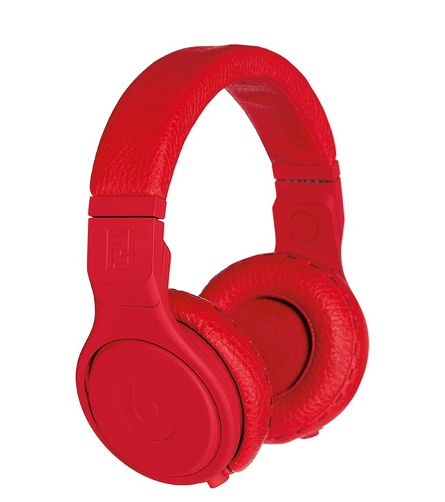 La marca del rapero y actor Dr. Dre se ha convertido en símbolo de lo cool. Para prueba, estaversión de sus cascos firmada por Fendi. 