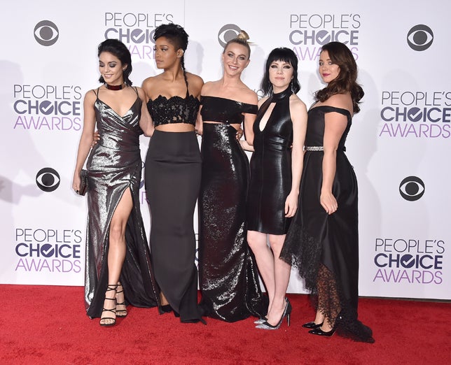 De izquierda a derecha: Vanessa Hudgens con vestido metalizado de Kayat; Keke Palmer, con falda y top bandeau de Yousef Al-Jasmi; Julianne Hough, con vestido metalizado de Kaufmanfranco; Carly Rae Jepsen, con LBD de cuero con escote halter; y Kether Donohue, con vestido 'tail hem' y escote barco.