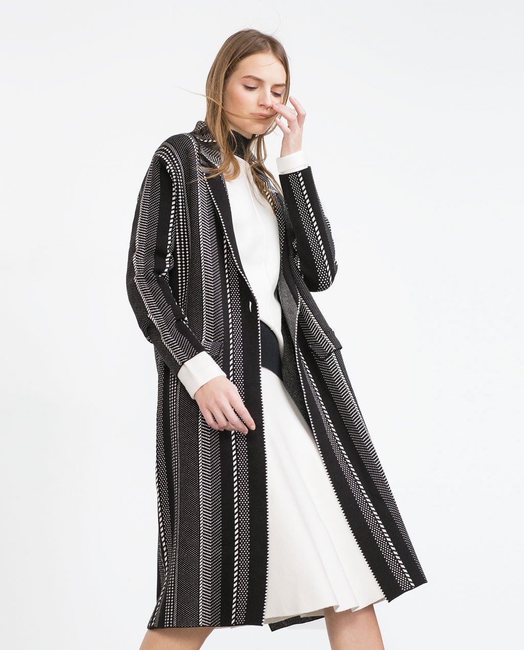 Abrigo de rayas en escala de grises de Zara. Precio rebajado de 59,95€ a 39,99€