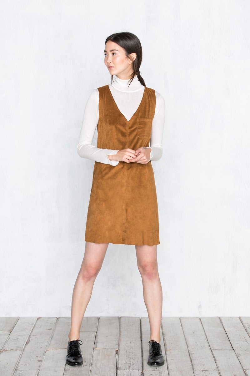 Vestido tipo pichi en ante cámel rebajado de 29.99 a 19.99€.