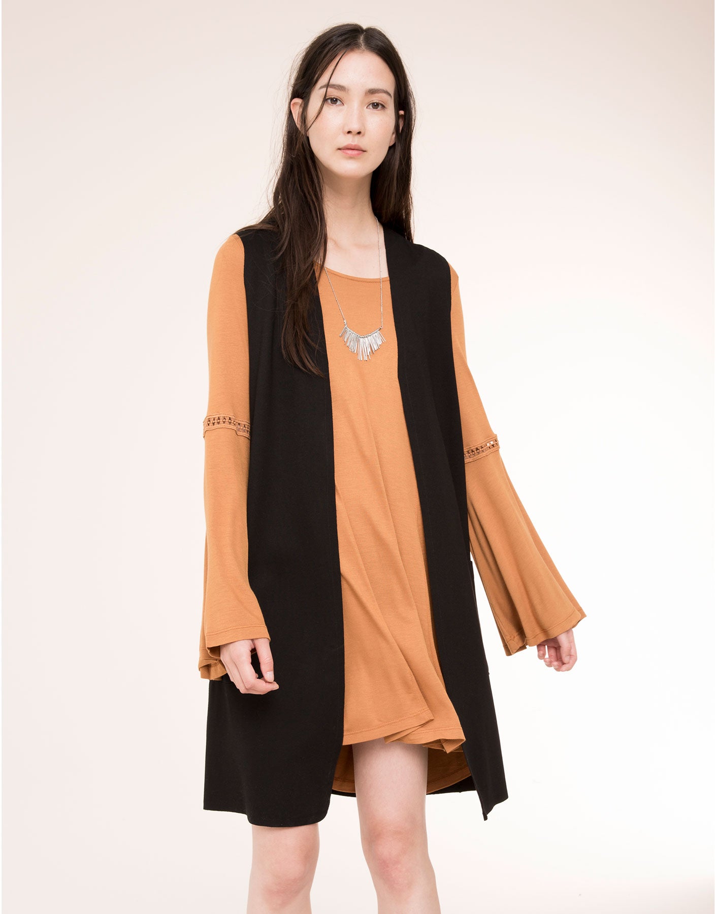 Vestido de aires setenteros, que pasa de 17.99 a 15.99€.