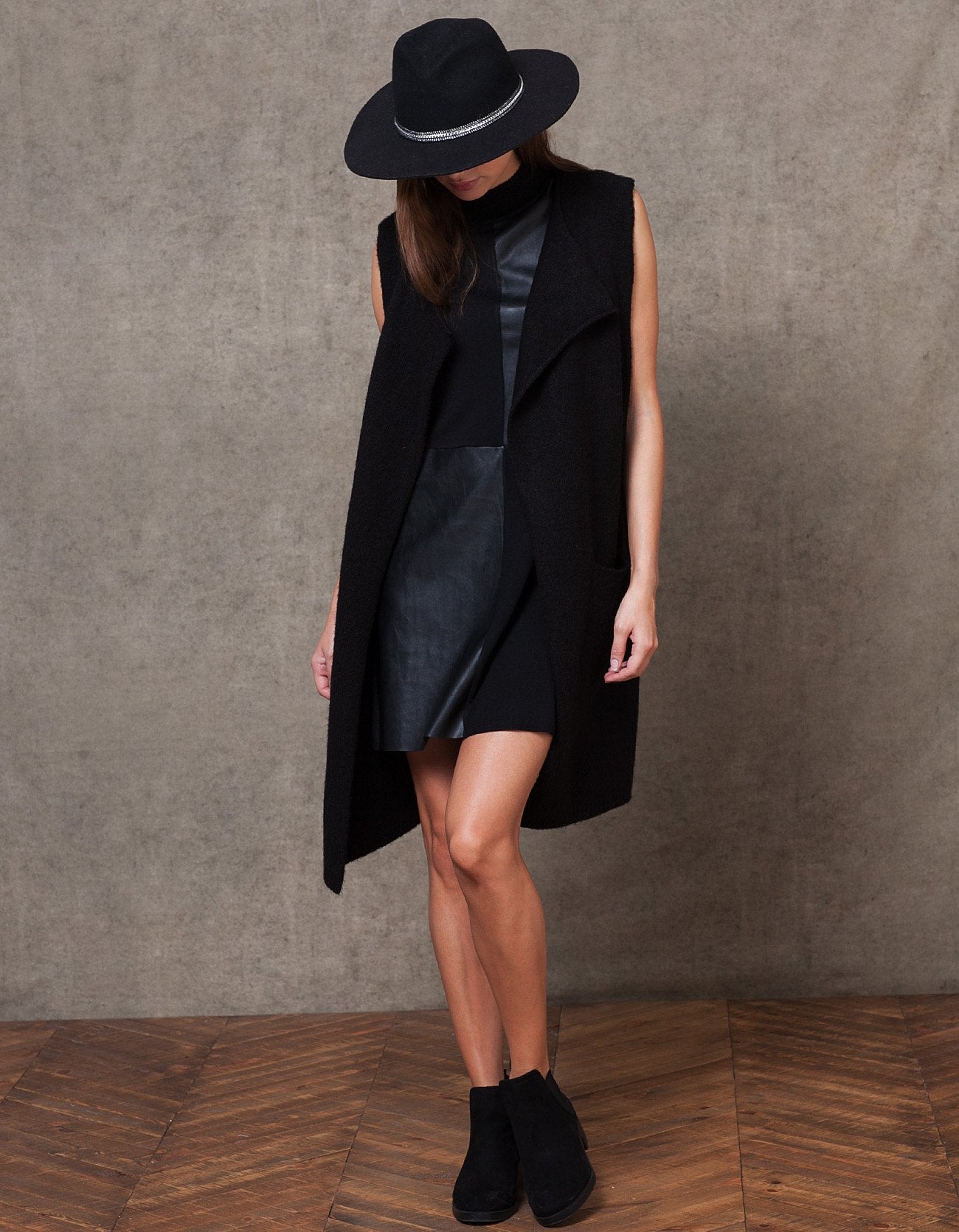 Vestido con mix de materiales, rebajado de 25.99 a 15.99€.