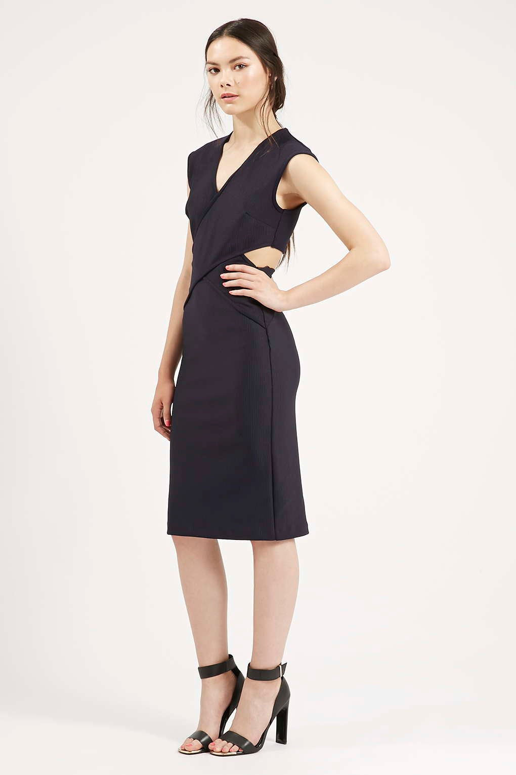 Vestido lápiz con escote cruzado y detalles 'cut out' que pasa de 65 a 20€.