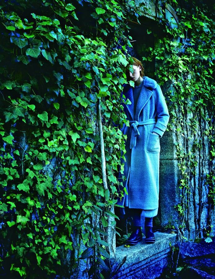 Abrigo, jersey y falda en tono verde agua, de Max Mara. Calcetines de Intimissimi y zapatos de Robert Clergerie. Pendientes de Cristina Zazo.Estilismo: Verónica SuárezMaquillaje y peluquería: Mauro Saccoccine (Ana Prado) para Chanel y Moroccanoil.