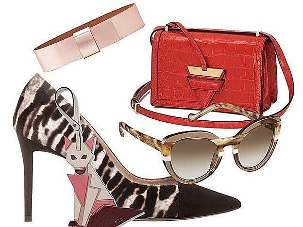 1. Salón con animal print y puntera de piel negra, de Pura López (195 €). 2. Cinturón de piel metalizada, de Cos (45 €). 3. Bolso modelo Barcelona, en cocodrilo rojo, de Loewe (C.P.V.). 4. Gafas de pasta bicolor, modelo Peony, de Louis Vuitton (375 €). 5. Llavero de piel rosa, en forma de zorro, de Tod's (205 €).