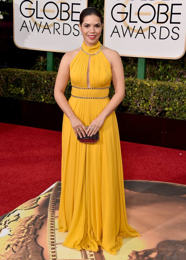 La actriz America Ferrera desafió a los supersticiosos con un vestido color amarillo en la entrega de premios.