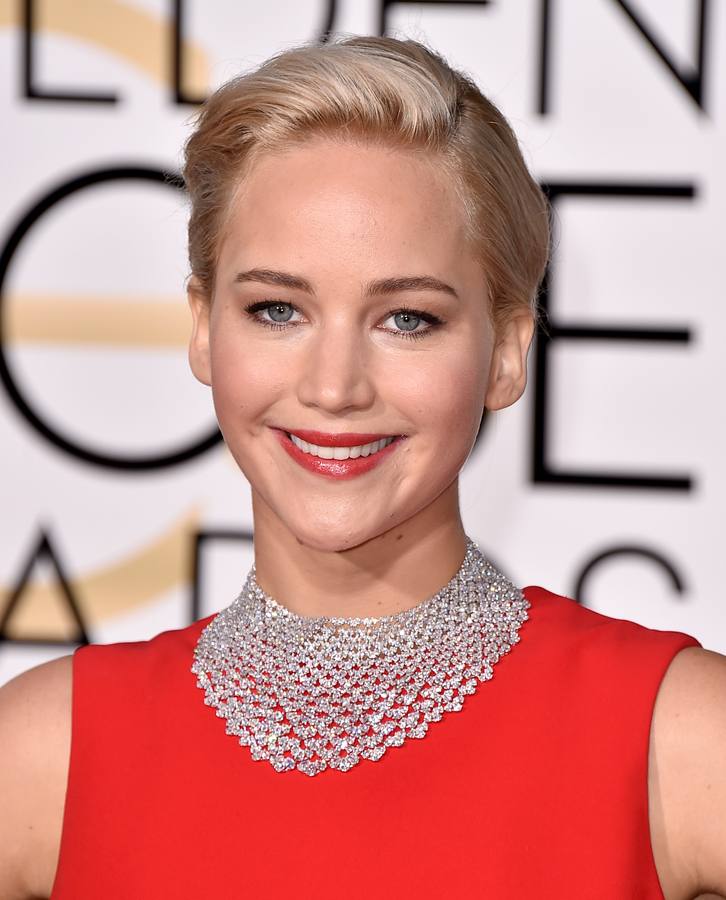 Un sencillo recogido y labios rojos, fue el look 'beauty' elegido por Jennifer Lawrence, una de las grandes vencedoras de los Globos de Oro.