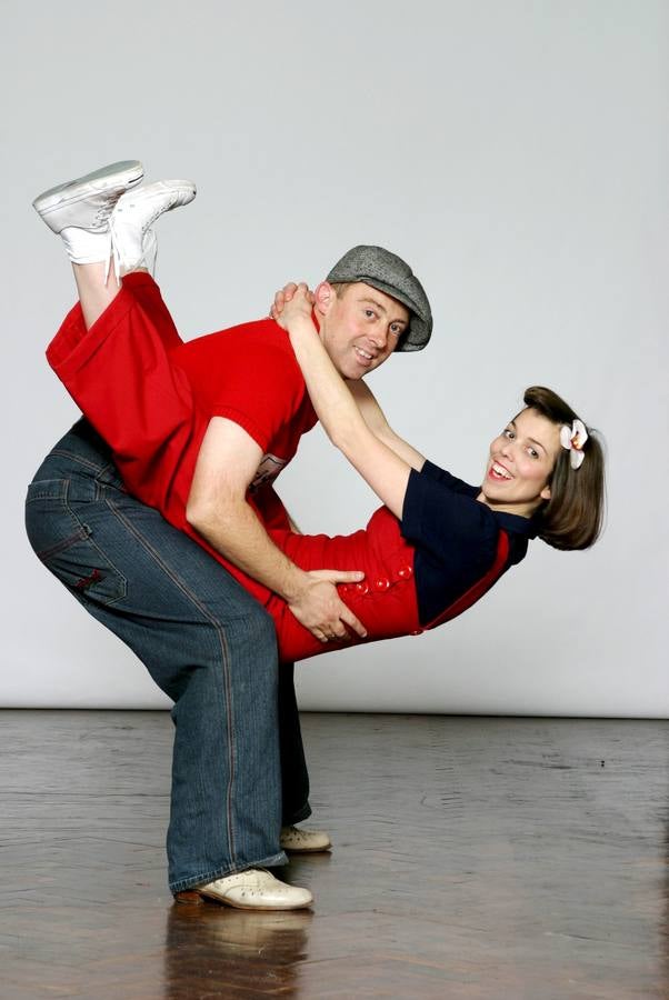 Este divertido baile tiene su origen en los Estados Unidos de los años 30 y fue la forma de bailar el Jazz, en sus primeros años, por parte de la comunidad afroamericana. Sin embargo, poco a poco evolucionó hasta ser asociado a la primera etapa del Rock and Roll. Hoy en día, son tantas las versiones, evoluciones y derivados que es difícil establecer un estilo único. Lo único claro es que el Swing es divertidísimo de bailar... ¡Y mejor en pareja!