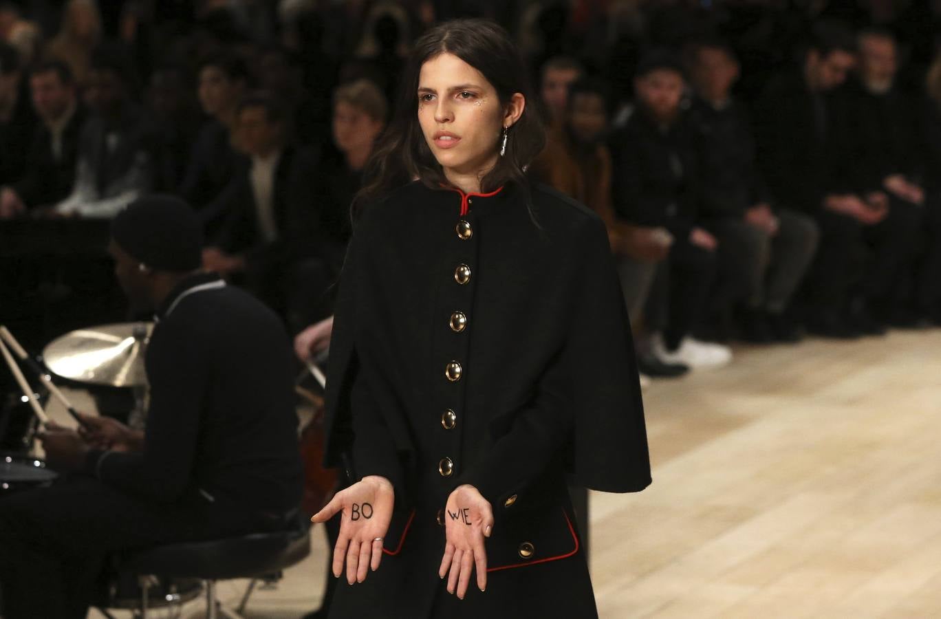 Una de las modelos que participó en el desfile de Burberry en Londres mostró sus manos pintadas con el nombre de Bowie.