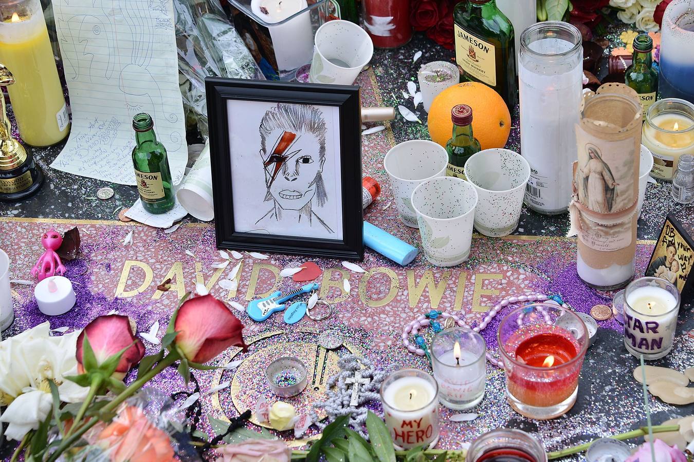 El Paseo de la Fama de Los Ángeles se ha llenado de flores, velas, retratos y botellas de Jameson en los alrededores de la estrella de David Bowie.