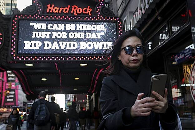 Galería. El luminoso del Hard Rock de Times Square (Nueva York) rinde tributo a David Bowie.
