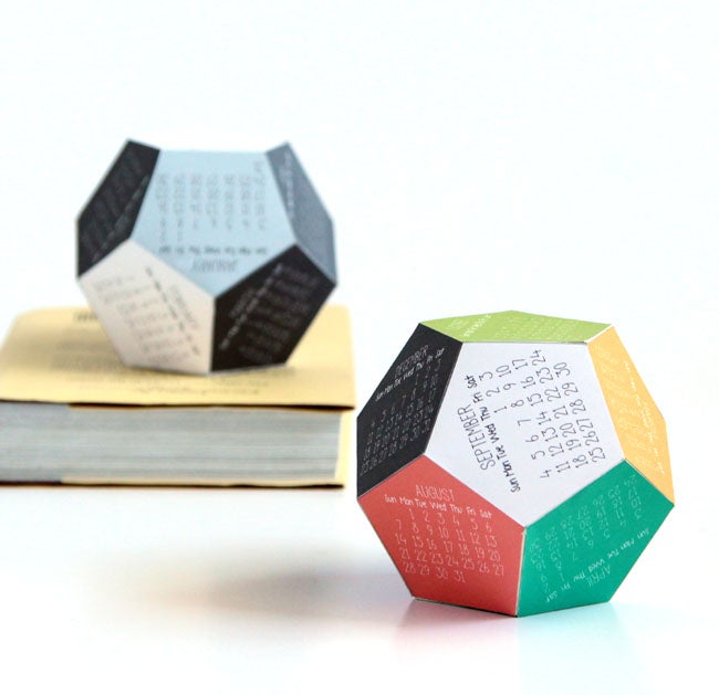 Haz tu propio calendario imprimiéndolo en forma de plantilla para un dodecaedro.