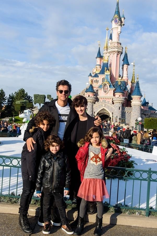 Paz Vega, su marido y sus tres hijos aprovechan para llevarse este típico recuerdo de Disneyland.