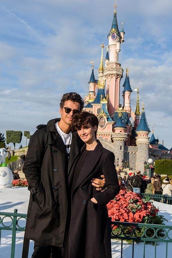 PAz Vega y su marido posan delante del mítico castillo de Disney.