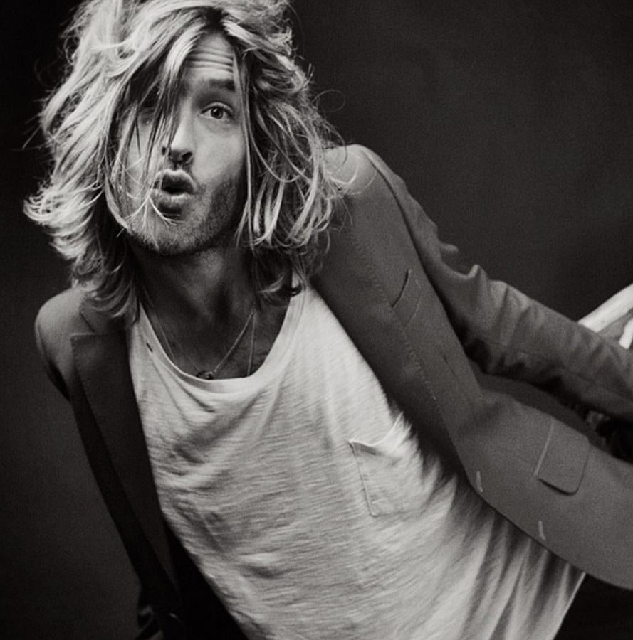 Adrián Roma y Ana Fernández han sido vistos paseando muy cariñosos, tal y como ha mostrado la edición impresa de Corazón TVE.