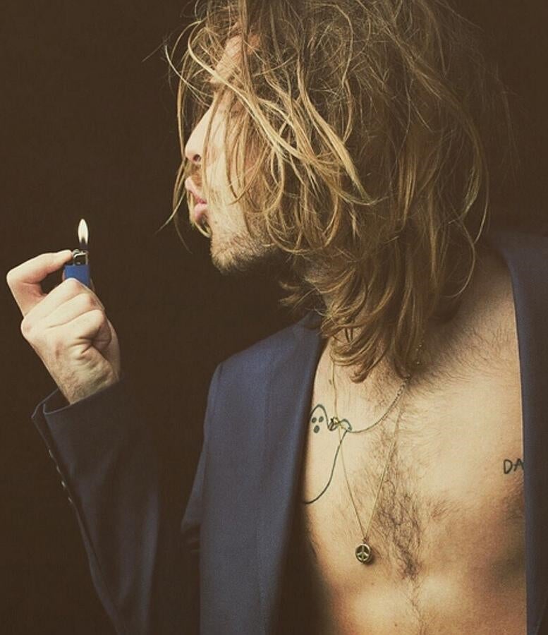 Adrián Roma se define como "Muy sentimental, muy cariñoso con la gente que me quiere, cero envidioso y también natural. Quizá algo tímido en principio, pero luego me suelto y me entrego bastante fácil a la gente que veo que es de verdad".