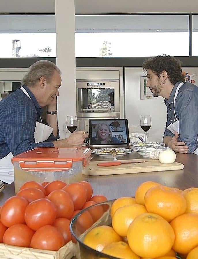 Carmina, madre de Paco León, interviene por Skype para ayudarles a cocinar patatas con choco.
