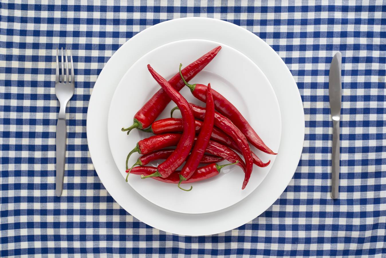 Picante y especias. Aderezar las ensaladas de invierno con clavo, canela, pimienta, chile y jengibre ayuda a entrar en calor, favorece la expectoración y la sudoración y permite eliminar bacterias. Estas especias son ricas en esencias antibióticas, fluidificantes de la mucosidad y son expectorantes.