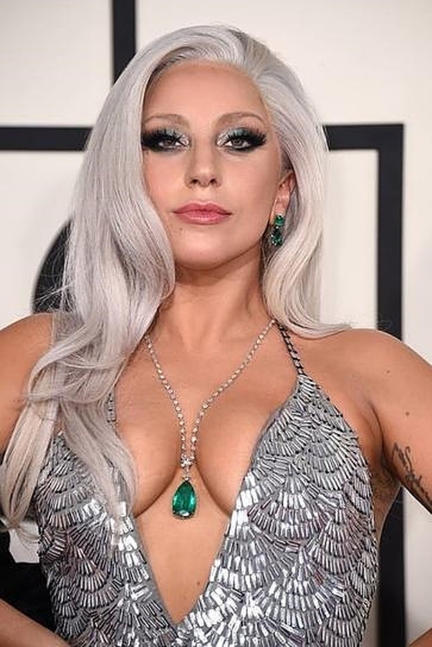 Lady Gaga es una de las celebrities que no ha dudado en sumarse a la tendencia del pelo gris en su larga melena.