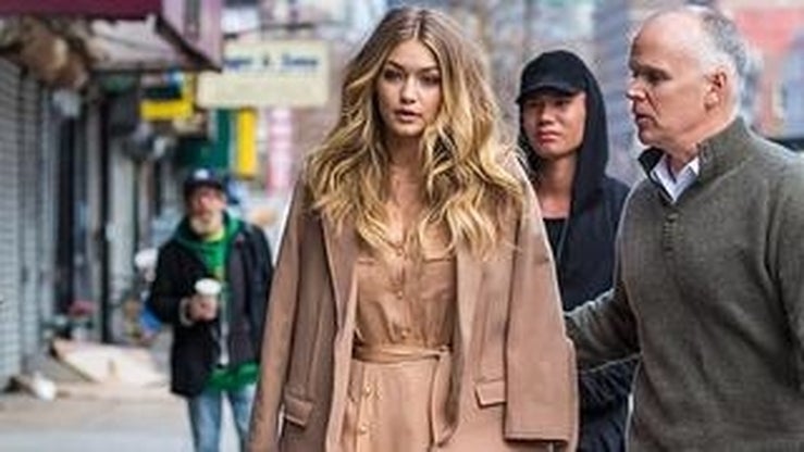 Fotos: El abrigo sobre los hombros es tendencia