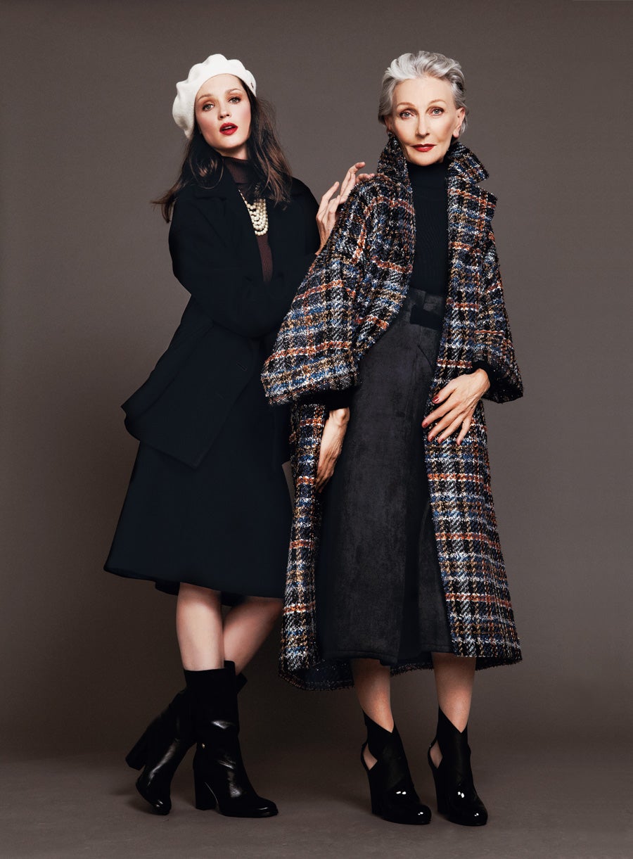 Carla Crombie lleva falda y chaquetón de Angel Schlesser y jersey de Pedro del Hierro. Boina de Escada, botines de & Other Stories y collar de Bimba y Lola. Bajo el abrigo de Chanel, Alicia Borrás lleva jersey de Escada y falda de ante, de Teria Yabar. Los botines son de Emporio Armani. Peluquería y maquillaje: José Luis Ruzafa (Talents) para M·A·C y GHD. Estilismo: Blanca J de la Hoz