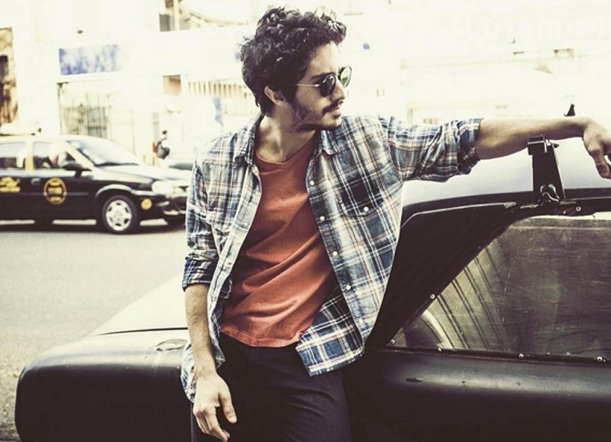 Chino Darín desembarcaba en España para rodar 'La embajada'. En ese 'set' de rodaje se le cruzó Úrsula Corberó.