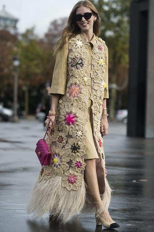 La autora del blog The Blonde Salad con el calzado del momento.