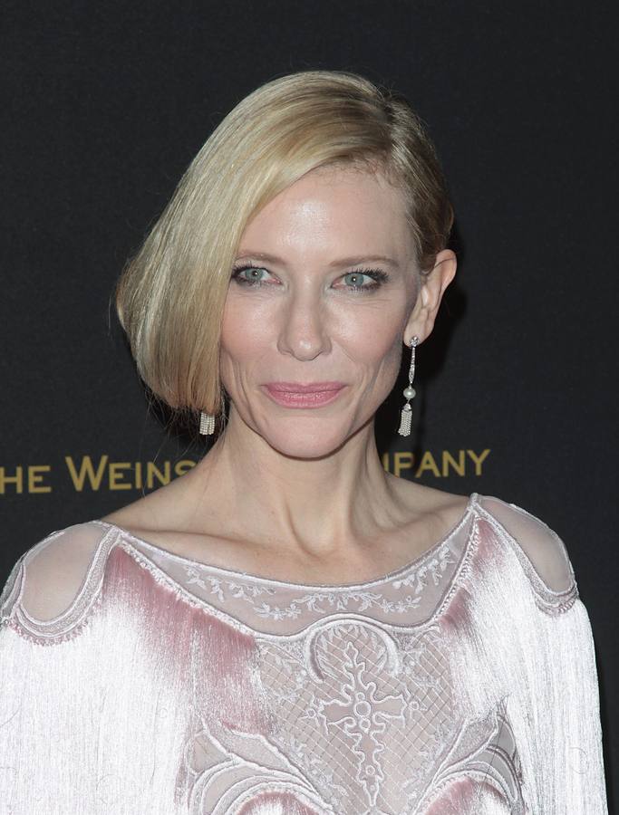 Otra de las actrices que eligió el falso bob en los Globos de Oro 2016 fue Cate Blanchett. La actriz lució un falso bob con raya lateral y extra liso.