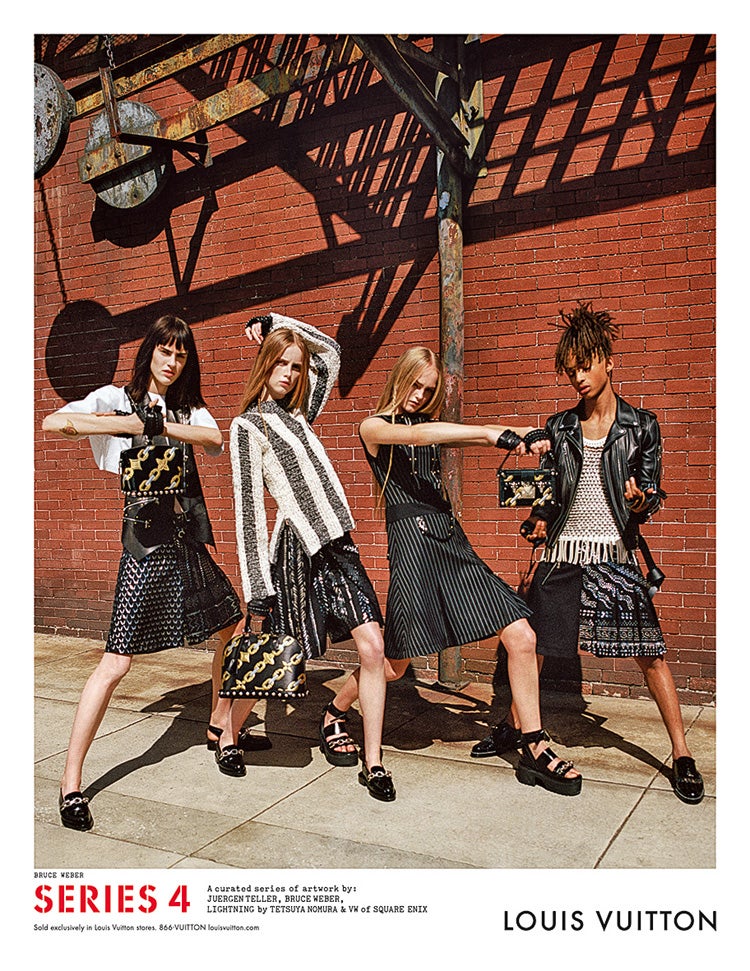 En la nueva campaña de Louis Vuitton, Serie 4, fotografiada por Bruce Weber, algo no es lo que parece. ¿Quién es esa chica tan desafiante de la derecha? En realidad, no se trata de una mujer. Es Jaden Smith, el hijo del actor Will Smith, que posa junto a las modelos Sara Brannon, Rianne Von Rompaey y Jean Campbell con una falda, un top y una cazadora de cuero. Lo que diríamos que es ir vestido de mujer o no... ¿Quiere decir Ghesquière, el director creativo de la firma, que la moda genderless (sin género) ha llegado a la maison?