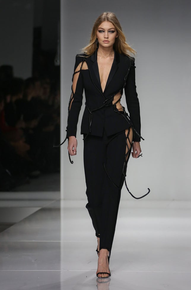 Gigi Hadid con un reinventado esmoquin con aberturas 'cut out' y detalles de cuerdas-joya.