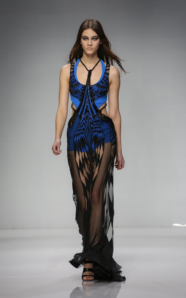 Los tonos flúor han marcado el desfile de Donatella Versace.