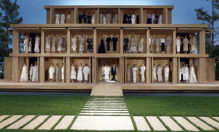 Karl Lagerfeld ambienta su desfile de Alta Costura en una espectacular casa de muñecas.