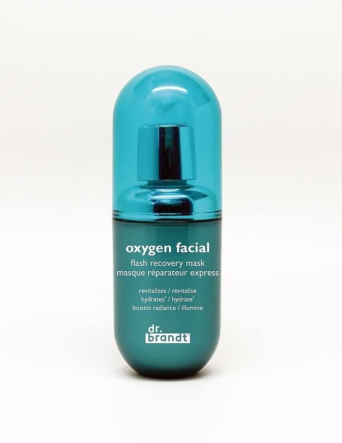 Una mascarilla exprés en 3 min que oxigena e ilumina los rostros cansados. Estimula la circulación local y el metabolismo, consiguiendo una intensa acción detoxificante. Los tonos cansados cambian de aire, llenos de energía y vitalidad para las fiestas y celebraciones de Navidad. (Precio: 69€, en tiendas Sephora).