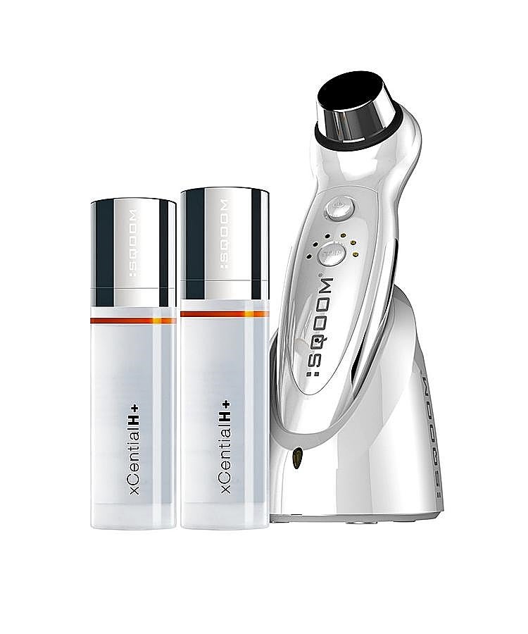 Su metodología, basada en la utilización de serums altamente cualificados y de un aparato que proporciona la emisión sincronizada de ultrasonidos y de iontoforesis, penetra hasta las capas más profundas de la piel, proporcionando un aspecto radiante en el rostro. Consta de seis programas de belleza: Cleanser, Masaje, Lifting, Antiarrugas, Antimanchas e Hidratación. (Precio: 525 €, en http://www.sqoom.es/es/)