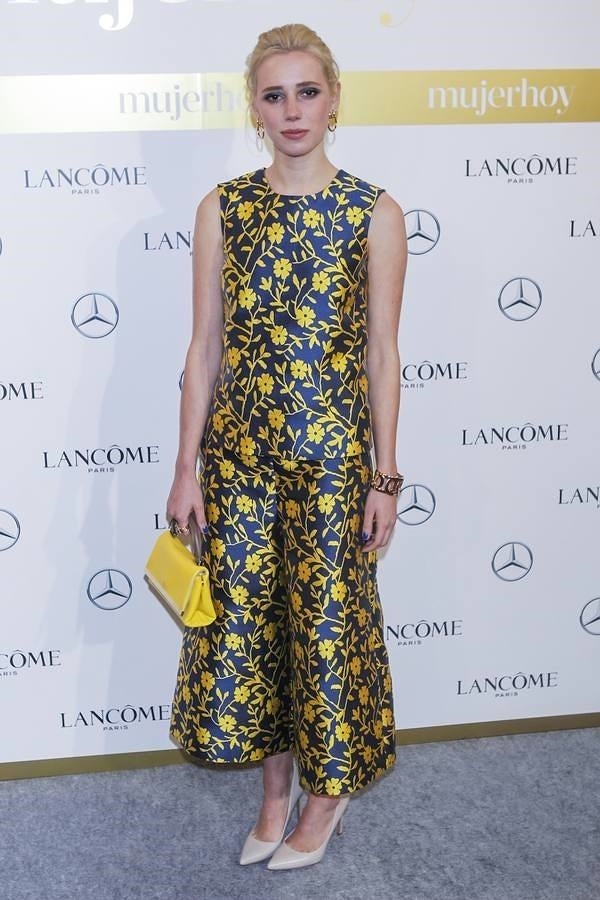 La artista, muy elegante con un dos piezas estampado de Carolina Herrera.