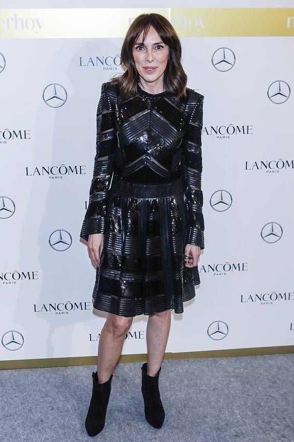 Teresa Helbig radiante con uno de sus diseños.