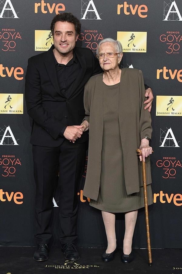 Daniel Guzmán posa con su abuela, nominada a Mejor actriz revelación por la película que el dirige, 'A cambio de nada'.