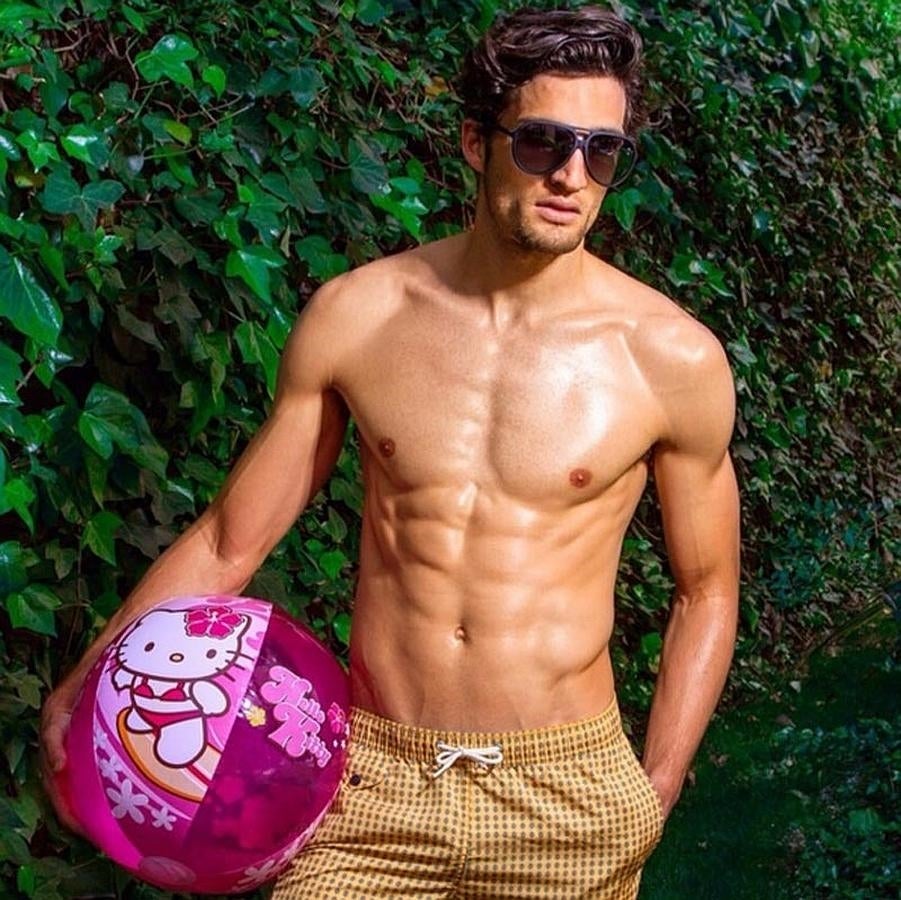 Nahuel Casares posa en una producción de moda mostrada en sus redes sociales.