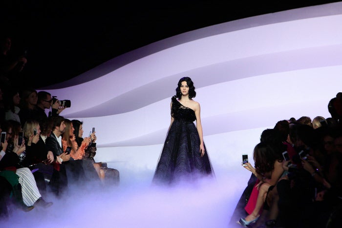 La noche más oscura encuentra en este vestido de escote asimétrico su mejor aliado.