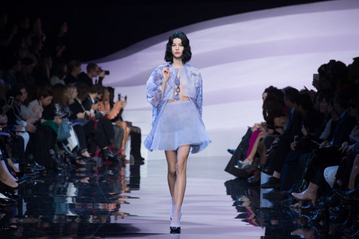 Mix de texturas, transparencias y volúmenes en este look de día.