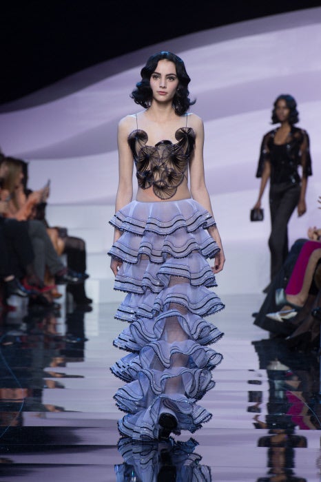 Uno de los vestidos más sugerentes del desfile fue este modelo con juego de volúmenes y transparencias.