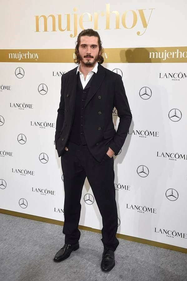 Yon González, entre los más elegantes de la noche vestido por Armani.