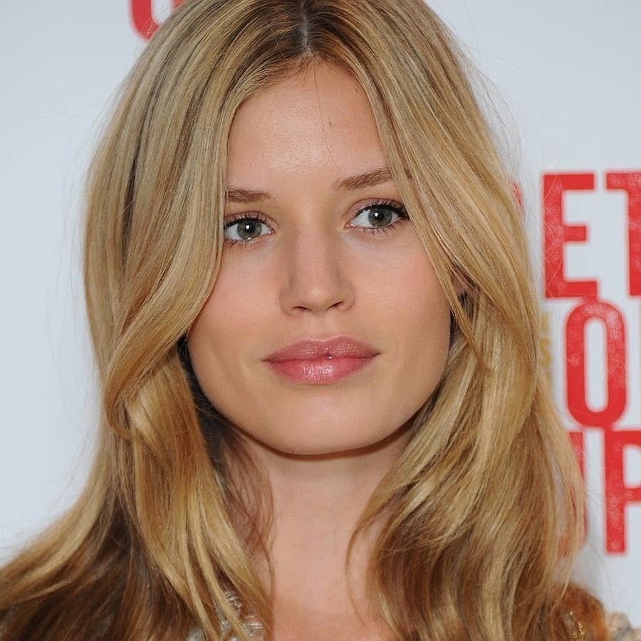 A su edad ya puede presumir de haber posado para fotógrafos tan famosos como Terry Richarson, Mario Testino y Mario Sorrenti, y de haber sido nombrada "Modelo del año". Digna hija de Mick Jagger y de la súper modelo Jerry Hall.Aspecto: Su belleza genuina y salvaje se acopla como un guante a looks osados e indómitos. Habitualmente luce su melena rubia y un maquillaje natural; lo que no le impide mostrar un lado más impetuoso cuando se trata de acaparar la atención en situaciones que lo precisan.