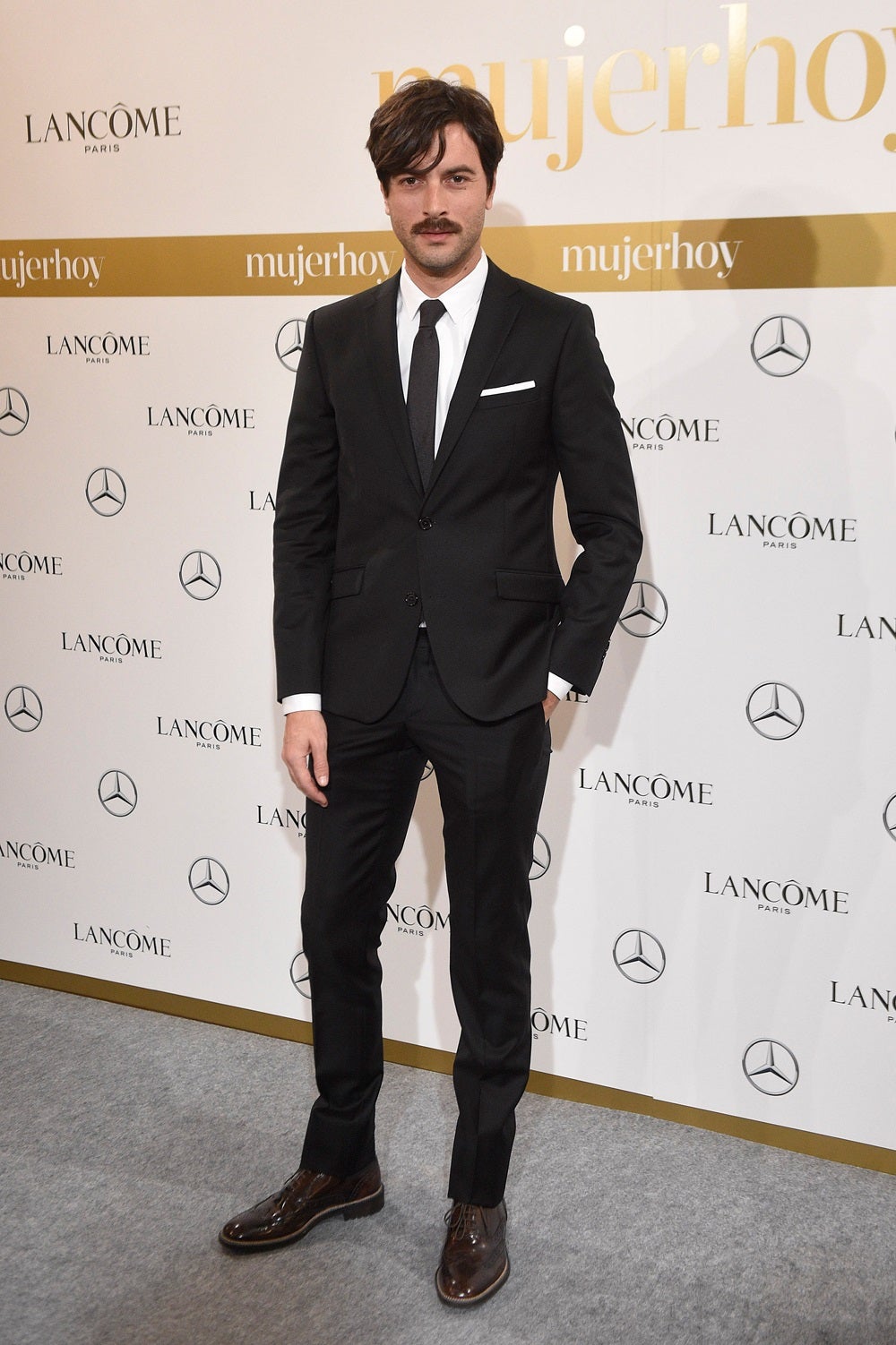 El actor Javier Rey, que participa en 'Velvet', vistió un elegante traje negro de García Madrid.