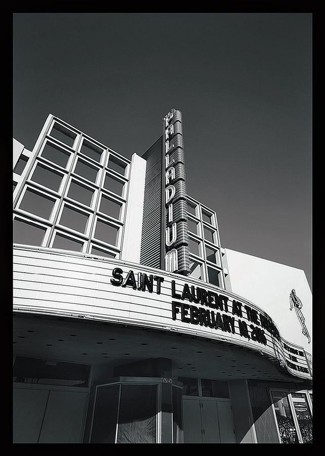 En plena negociación para renovar su contrato con Saint Laurent, Hedi Slimane anuncia que la casa parisina hará dos desfiles este año. El primero será en Los Ángeles el 10 de febrero, en el legendario The Palladium, que abrió sus puertas en 1940 con una actuación de Frank Sinatra. Saint Laurent Part 2 será el 7 de marzo, como siempre, en París. ¿Continuará?